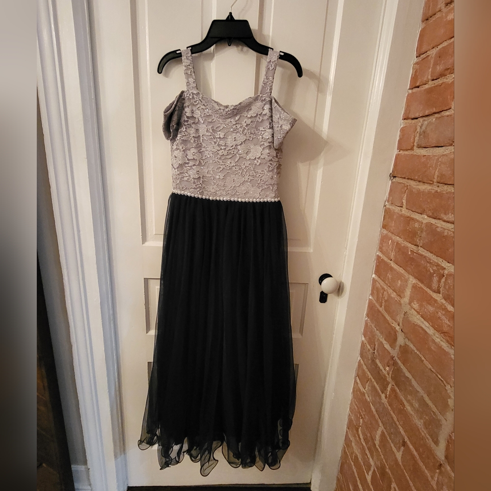 Speechless girls size 14 navy/gray shoulder exposing dress